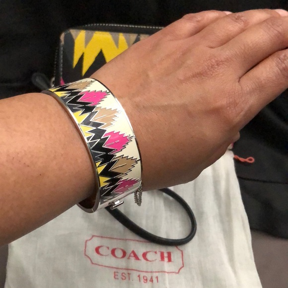 Beautiful Coach wristlet and matching Coach bracelet - Picture 4 of 13